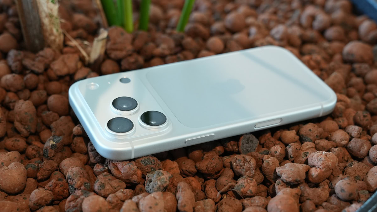 Achterzijde iPhone 18 Pro, bij plant