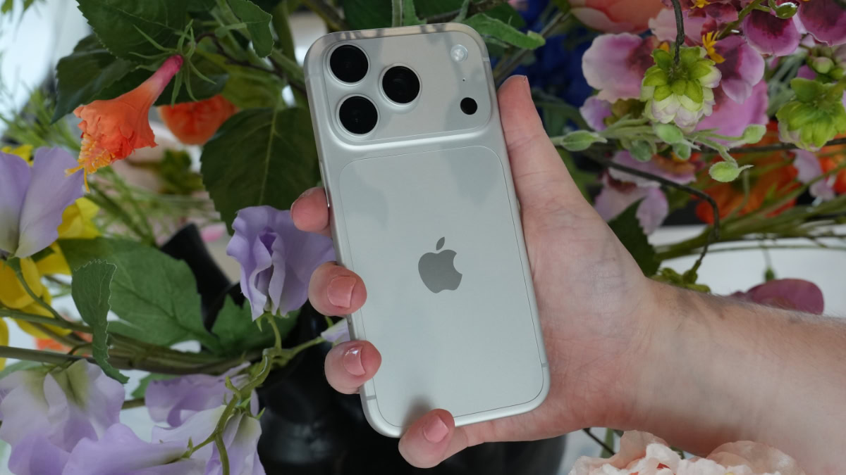 iPhone 18 Pro in hand voor bloemen