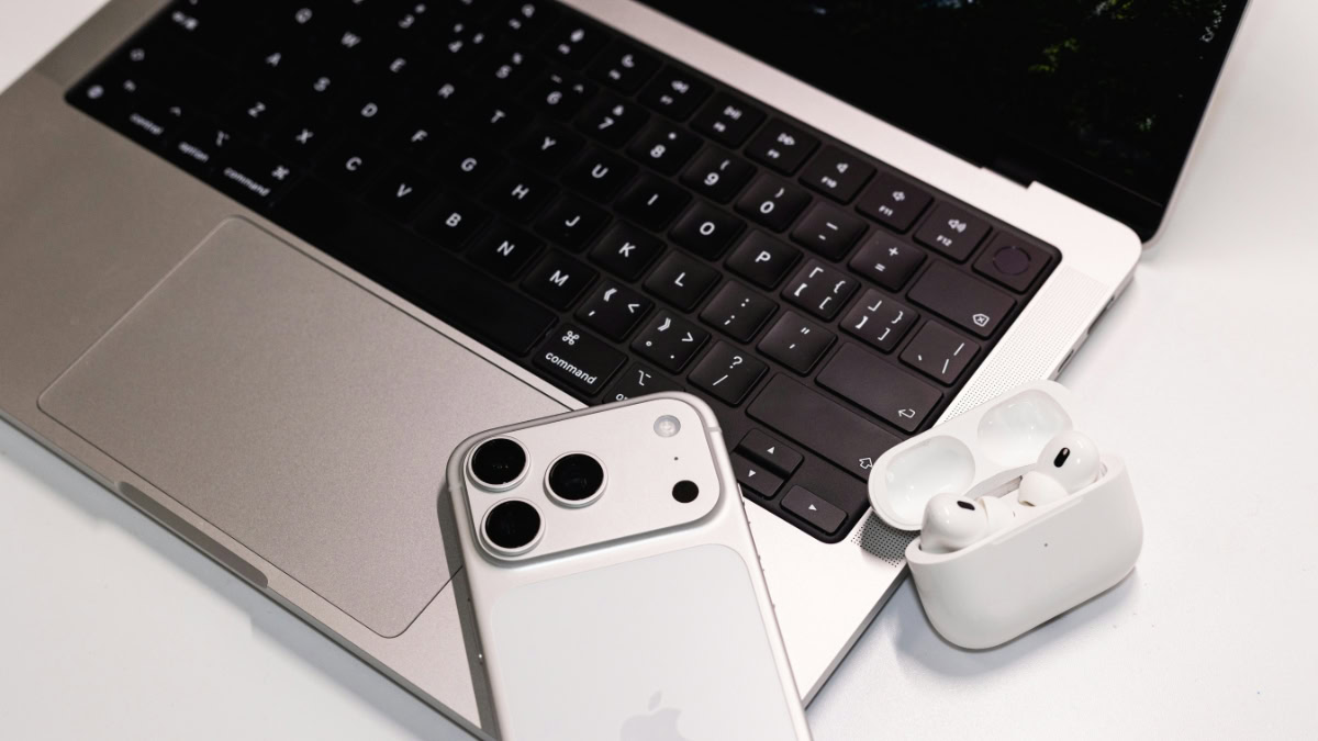 iPhone, MacBook en AirPods bij elkaar