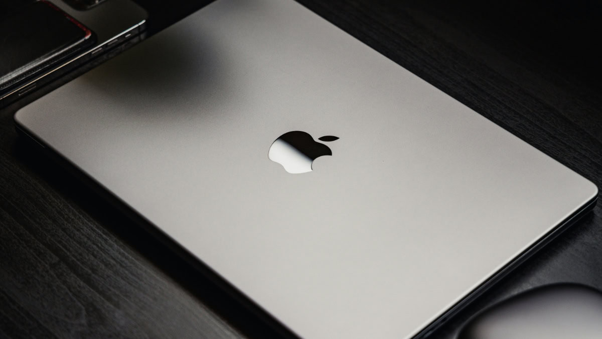 MacBook Pro op bureau