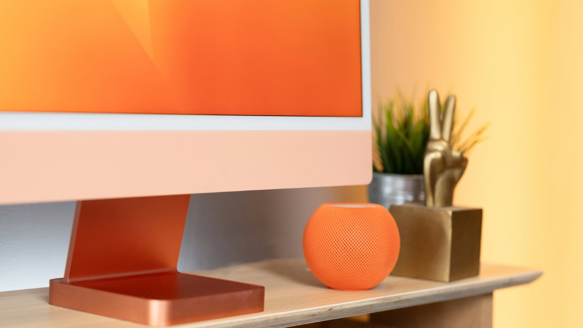 iMac op bureau met HomePod ernaast