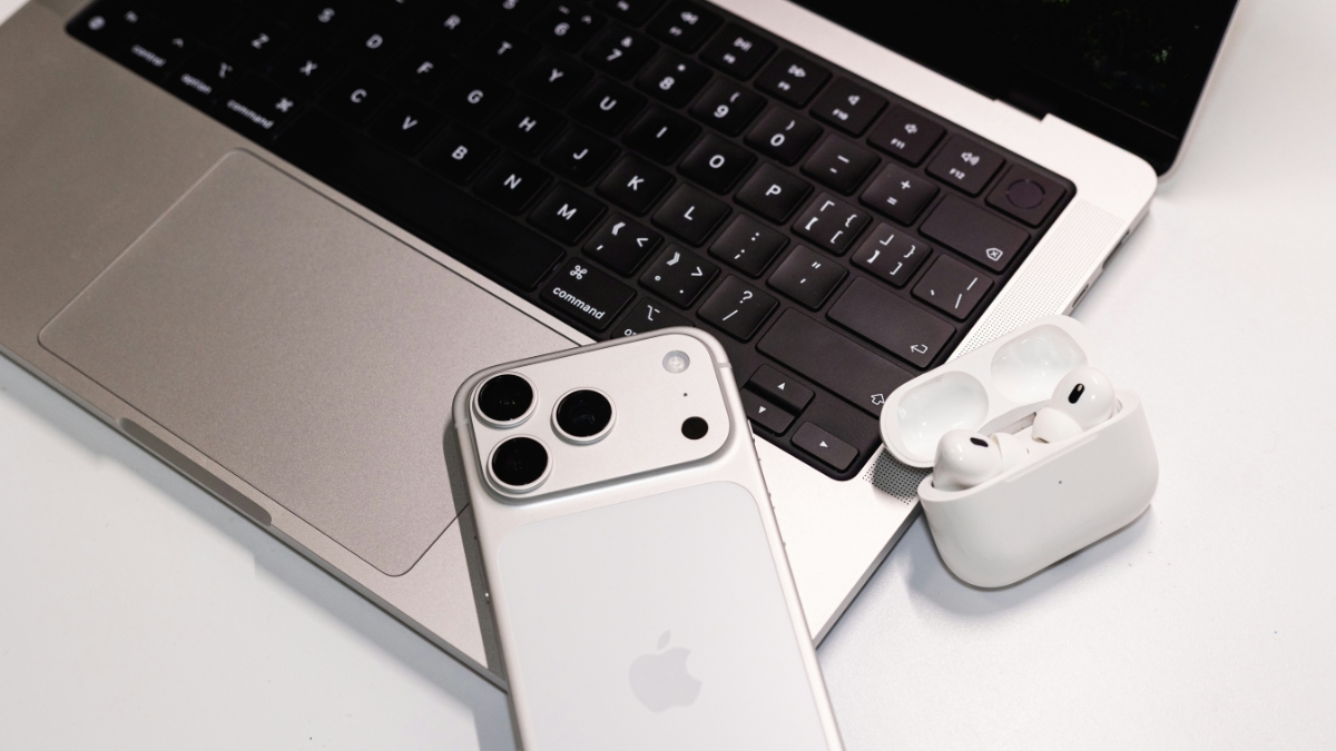 MacBook met iPhone 17 Pro en AirPods Pro