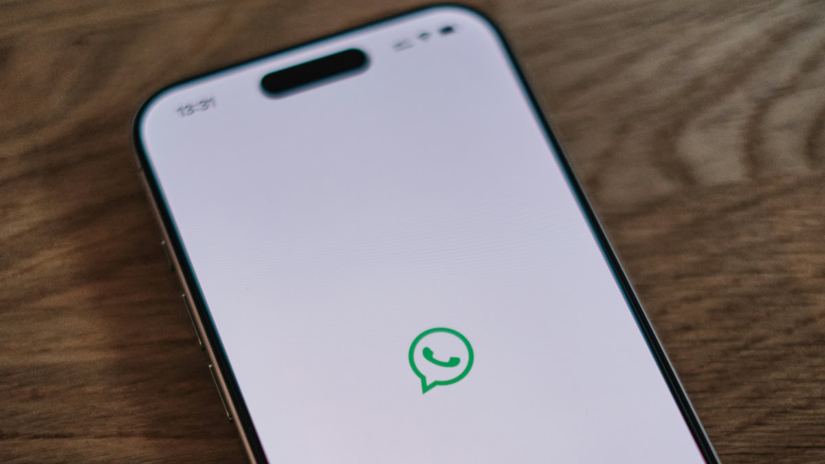 iPhone met icoontje WhatsApp